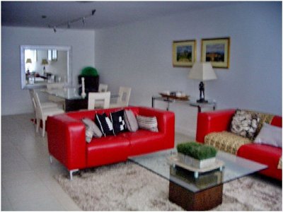 Apartamento de 3 dormitorios con muy buenos servicios en alquiler en Punta del Este