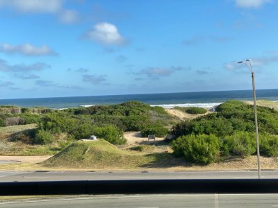 Vendo apartamento 3 dormitorios en brava frente al mar, Punta del Este.