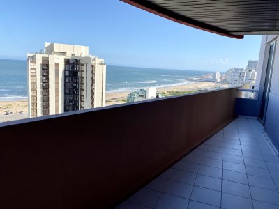 En venta , piso alto , con espectacular vista al mar!!!