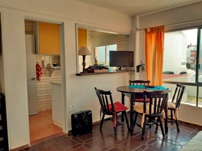 Vendo apartamento de 1 dormitorio y medio, 1 baño y garage. Península, Punta del Este.