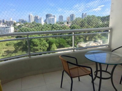 Vendo apartamento en Punta del Este, a pocas cuadras de la brava con muy buenos servicios.