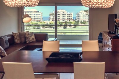 Venta de apartamento dúplex en complejo Veramansa sobre playa Mansa de punta del Este