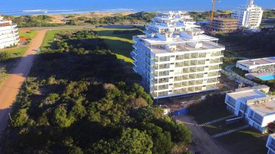 Venta de apartamento pent house de 3 suites mas servicio con baño y terraza primera linra en playa brava