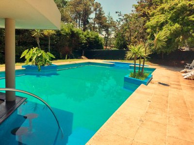 CASA PARA ALQUILER DE TEMPORADA CON 5 DORMITORIOS, PISCINA y GRAN BARBACOA 