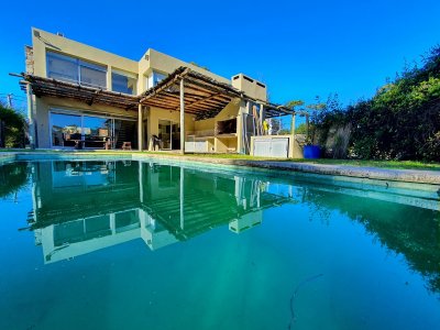Vendo casa 3 dormitorios con piscina en Pinares, Punta del Este