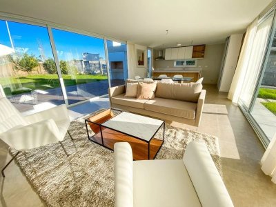 Casa a estrenar de 3 dormitorios 3 baños en Punta del Este, Jardines de Cordoba