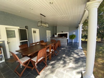 Casa de 3 dormitorios con piscina climatizada en alquiler. Playa brava.