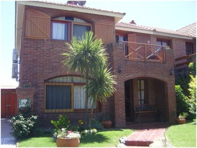 Se alquila casa de 3 dormitorios con piscina en Pinares, Punta del Este.