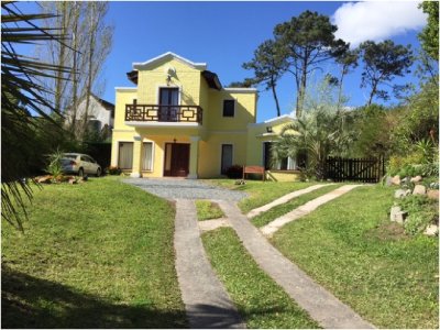 Casa en venta. Totalmente reciclada, bien equipada. Ambientes amplios. Punta del este.