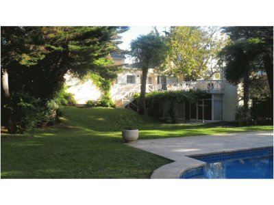 Casa en alquiler y venta..  Zona de playa mansa, a 50 ms del mar. Punta del Este. 