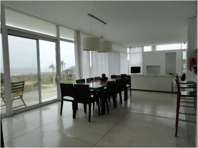 Casa en Alquiler en primera LÍ­nea sobre el mar -Punta Piedra- Punta del Este 