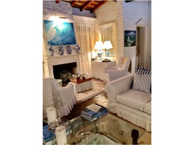 Casa en venta. A seis cuadras del mar.  Cuenta con tres dormitorios.