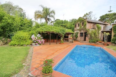Alquilo casa 3 dormitorios con piscina, ubicada en Rincon del Indio, Punta del Este.