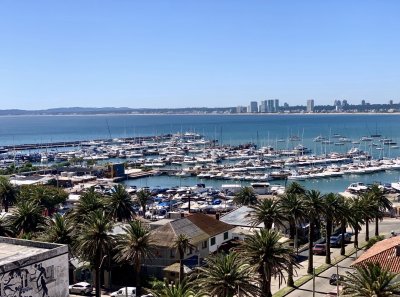 Vista al puerto de Punta del Este. Apartamento ubicado en el Edificio Lafayette del Arq. Julio César Aranda.
Todos los ambientes son amplios. Living comedor con ventanal de piso a techo.
2 dormitorios con ventanales de piso a techo, 2 baños. Cocina integrada al living. La unidad tiene orientación Norte-Oeste.
Desde todos los ambientes se puede disfrutar lindas vistas: Ubicado en el limite con el barrio mas antiguo y residencial de Punta del Este.
La zona cuenta con completos servicios, invita a dejar el auto estacionado en la cochera que tiene la unidad y hacer todo caminando: super, playa, paseos, etc.
El edifico cuenta con servicio de mucama, gimnasio, sala de juegos, sala lectura.
BINTANG Propiedades.