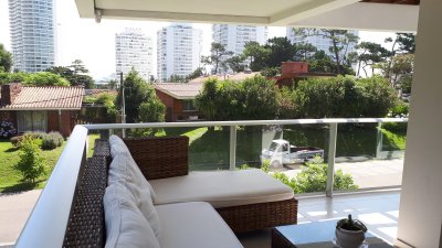 Precioso apartamento en moderno complejo con amenities y servicios de 1er nivel.
Living comedor con ventanales de piso a techo que salen a la terraza de 16m2 con parrilla propia.
2 dormitorios y 2 baños, el principal en suite, cocina definida, lavadero, garaje y baulera.
Losa radiante sectorizada en todos los ambientes.