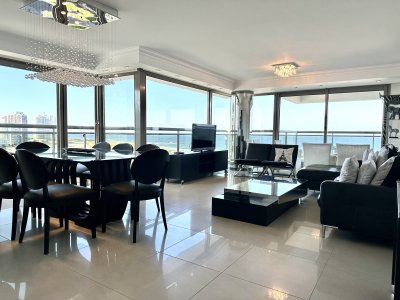 Espectacular apartamento esquinero en torre de categoría Imperiale, frente al mar a la entrada de la península.
Amplio living comedor con salida a muy cómoda terraza al frente con excepcional vista. 
Máster suite al frente también con acceso a la terraza, toilette de recepción, cocina definida con isla y  doble circulación, lavadero.
2 suites más con vistas a la piscina y amenities del edificio y dependencia de servicio o 4to dormitorio en suite ya que cuenta con doble circulación.
Aires acondicionados en todos los ambientes y ventilador en la dependencia de servicio, amoblado y equipado a full. Garaje doble