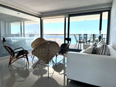 Espectacular apartamento en torre de categoría en Aidy Grill, a metros de playa brava y mansa, con los más completos amenities y servicios.
Magnifica unidad en piso alto con excelente vista hacia la mansa y la brava desde todos los ambientes, con una gran terraza.
220 metros cuadrados de planta, con un gran living comedor pasante y balcones hacia la brava y la mansa con las mejores vistas !!!
Cocina definida, baño social, 3 dormitorios en suite! 60 metros de terrazas hacia ambas playas! 
Llamanos y agendá tu visita!