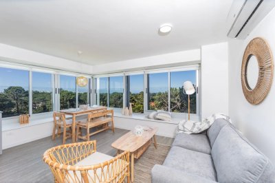 Precioso apartamento prácticamente a estrenar en Ocean Drive Country.
Muy lindo puesto.1 dormitorio y 1 baño, cocina integrada y living comedor.
Súper luminoso, práctico y cómodo. Cuenta con aire acondicionado y 1 garaje en subsuelo.
El edificio cuenta con los más completos amenities y servicios, en una excelente ubicación cerca de todo!