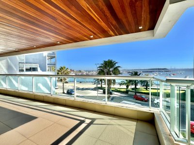 Fantástico semipiso con excepcional vista!
Gran living comedor de 90 m2. Master Suite al frente con vestidor, doble baño compartimentado y amplio jacuzzi. 
3 suites más, todas con vestidor y amplios baños, toilette de recepción, gran terraza al frente en L con jacuzzi para 4 personas y parrillero techado.
Amplia cocina con barra y comedor diario, terraza lavadero de gran tamaño, dependencia de servicio en suite, cava privada, cofre, escritorio.
2 Garage y baulera. 

FINANCIA!!!! Entrega USS 1.440.000.- y el saldo en cuotas!!!!!
