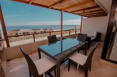 Quartier Punta Ballena. Apartamento con parrilla propia en la terraza y hermosa vista al atardecer.
Cuenta con dos dormitorios amplios con sus baños en suite, living comedor, toilette. Cocina definida y cochera techada.
Complejo rodeado de verde con lindos servicios y gran seguridad con vistas mágicas hacia la bahía de Solanas. BINTANG propiedades.
