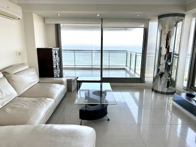 Espectacular apartamento esquinero en torre de categoría Imperiale, frente al mar a la entrada de la península.
Amplio living comedor con salida a muy cómoda terraza al frente con excepcional vista. 
Máster suite al frente también con acceso a la terraza, toilette de recepción, cocina definida con isla y  doble circulación, lavadero.
2 suites más con vistas a la piscina y amenities del edificio y dependencia de servicio o 4to dormitorio en suite ya que cuenta con doble circulación.
Aires acondicionados e todos los ambientes, blackouts con guías en todos los dorm, amoblado y equipado a full. garaje doble.