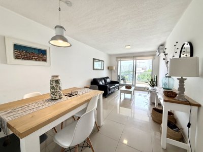 Muy comodo apartamento e Aidy Grill a 300 metros del mar.
Living comedor cómodo, cocina definida, dos dormitorios y 2 baños, 1 de ellos en suite.
Todos los ambientes tienen salida a la amplia terraza con parrillero propio.
Garaje en subsuelo.