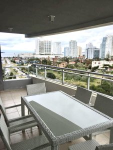 Muy lindo apartamento en torre con todos los servicios a 2 cuadras de playa brava.
Living comedor con acceso a muy lindo balcón, cocina, 3 dormitorios y 2 baños, 1 en suite.
Garaje en subsuelo.
BINTANG Propiedades