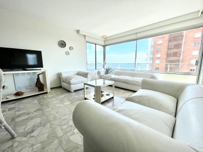 Torre en primera linea mansa parada 7. 
Apartamento de 2 dormitorios con 2 baños. Dormitorio principal en suite. 
Living comedor con salida al balcón logrando vista lateral al mar de la mansa. 
Amplia cocina con terraza lavadero. Dependencia de servicio en suite. Garaje
El edificio cuenta con gimnasio, piscina abierta climatizada, piscina para niños y jacuzzi, servicio de mucama, servicio de playa. 
BINTANG propiedades.