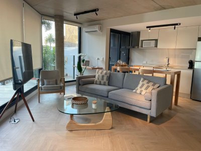 Tu Refugio en el Corazón de Prado, Modernidad y Comodidad en un Solo Lugar.

Descubre este Monoambiente en el Edificio City Prado.  
Ubicado en el  barrio de Prado, sobre la calle Agraciada, Montevideo.

Se destaca por su terraza al frente, piso con  deck de madera con parrillero propio dando una amplitud adicional. 
Cuenta con una superficie total de 58 m², esta unidad es perfecta para quienes buscan un espacio funcional y acogedor, ideal para disfrutar de la vida urbana sin renunciar a la tranquilidad.

Al ingresar, te recibirán un luminoso living comedor con pisos de madera.
Cocina integrada con muebles sobre y bajo mesada , diseñados para maximizar el espacio y la comodidad. Se entrega con anafe, horno y campana eléctrica.
Terraza lavadero.
Baño.
Pre- instalación de aire acondicionado.
Portero eléctrico con cámara y control de acceso.  
Cada rincón ha sido pensado para ofrecerte un ambiente cálido y moderno.

Este edificio cuenta con amenities : 
- Sala de  Cowork.
- Parrillero techado. 
- Terraza panorámica.
- Loundry.
 
Todo lo que necesitas para vivir con comodidad y seguridad.

El  Edificio cuenta con garages, no incluidos en el precio de venta.
Gastos de ocupación 4%.
Finalización del Proyecto Diciembre 2025.

BINTANG Propiedades.