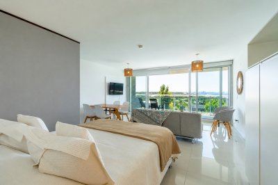 Excelente apartamento monoambiente de 73m2 totales, en el lomo de la ballena con hermosa vista al mar y la peninsula.
Cuenta con divisiones para mejor aprovechamiento del espacio, cocina americana, muy linda terraza con vista, y piscina exclusiva de uso propio.
Garaje en subsuelo, con acceso interno por ascensor.
Muy lindo decorado y amoblado!
Oportunidad!!!!