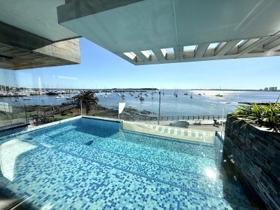 Espectacular piso entero en 1ra fila de playa mansa, a metros del Puerto de Punta del Este, en edificio de solo 5 unidades.
La mejor vista a los atardeceres, puerto e Isla Gorriti.
Divina planta de 440 metros totales, 370 cubiertos y 70 distribuidos en 5 terrazas ajardinadas, la principal al frente con piscina con hidromasaje!!!
Uno de los apartamentos más exclusivos de Punta del Este.
Ascensor con acceso directo al interior de la unidad, donde nos recibe un gran living comedor con impactante vista al mar, con una gran estufa a leña y la hermosa terraza con piscina. Saliendo del comedor, una 2da terraza con vista y parrillero propio. Baño social, cocina definida con lavadero y terraza.
Suite principal de amplias dimensiones, con terraza, vestidor y gran baño compartimentado con ducha e hidromasaje. por el corredor hacia el fondo nos encontramos con otras 3 suites y 2 terrazas mas, logrando que el apartamento sea super luminoso y de la sensación de estar en una casa sobre el agua.
Exquisitamente decorado con muebles de 1er nivel, audio de Bang & Olufsen, losa radiante sectorizada y aires acondicionados en todos los ambientes.
Garaje para 3 autos y bauleras.