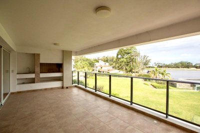 Con renta Bilu, Hermoso apartamento con vista al lago en el mejor complejo de Carrasco. Con 180m2 internos y 28m2 de terraza.
Apartamento de 4 suites. Master suite con hidromasaje y vestidor. 
Toilette. Amplio living comedor con estufa a leña, acceso a terraza con parrillero propio de la unidad. Gran cocina con desayunador. Terraza lavadero.
La unidad tiene mejoras como doble vidrio en todos los cerramientos. Calefacción por losa radiante. Garaje doble y baulera.
El complejo cuenta con piscina descubierta sobre el lago, solárium, playa, piscina climatizada cubierta, gimnasio de última generación, lavadero de autos y barbacoa de uso común. Además, cuenta con control de acceso, vigilancia, servicio de mucama opcional, estacionamiento de cortesía, etc. 



