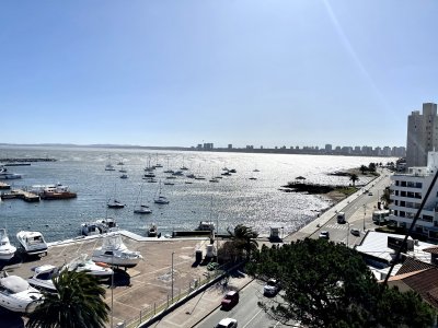 OPORTUNIDAD UNICA! Hermoso apartamento con 10m de frente sobre el puerto de Punta del Este, íntegramente reciclado, hecho a nuevo. 
Amplia planta de 183m2, cuenta con un muy amplio living + comedor con estufa a leña y acceso a amplio balcón con la mejor vista de Punta.
5 Dormitorios y 3 baños, 2 en suite, master suite con gran vestidor (era otro dormitorio), toilette de recepción, cocina definida con isla.
Garaje en subsuelo. BINTANG Propiedades.