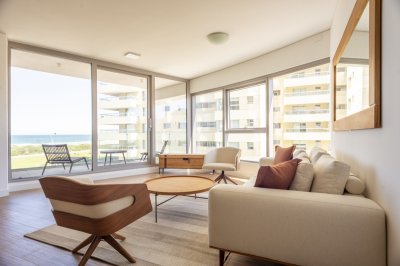 Hermoso apartamento en Trump Tower frente al mar con preciosa vista!
162m2, gran living comedor con cocina integrada y acceso al balcón con la mejor vista del mar de la brava.
2 dormitorios en suite, principal con baño compartimentado y vestidor, toilette de recepción, lavadero y garaje en subsuelo.
Aire acondicionado central.
Gastos de ocupación incluidos.
