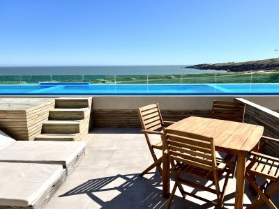 Espectacular apartamento frente al mar en Las Grutas!!!
Divino Loft con terraza de 22m2 con piscina climatizada propia en la unidad. 
Cocina integrada y baño completo.
La mejor vista hacia Punta del Este y el mar! Aire Acondicionado.
Alquiler temporario, alquiler anual y venta.

