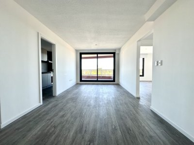 Precioso apartamento a estrenar con vista despejada, ideal para vivir todo el año!
Living comedor con salida al balcón con muy linda vista.
3 dormitorios y 2 baños, uno de ellos en suite, el cual tiene salida al balcón al frente. 
Cocina definida con acceso al balcón el cual tiene pre instalación para lavarropas.
Pre instalación para aires acondicionados, cortinas black out en dormitorios y garaje en subsuelo!