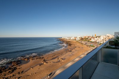 Apartamento TRIPLEX Único!! Fabulosas vistas al mar y al casco de Punta del Este.
Se encuentra sobre el mar de la Brava, todos los ambientes con amplios ventanales.  

PRIMER NIVEL: Living comedor con salida a una amplia terraza al mar.
Cocina definida con terraza lavadero. Toilette. Primer dormitorio en suite.
SEGUNDO NIVEL: Dormitorio en suite con vestidor. Master suite de amplias dimensiones, sobre el mar.
Jacuzzi con vista al mar. Vestidor.
TERCER NIVEL: Terraza privada con parrillero y jacuzzi de uso exclusivo con vista al mar.
Las hermosas vistas tanto diurnas como nocturnas y su proximidad al mar lo hacen único.

Todos los niveles se comunican desde el interior del apartamento.
Garage doble. Baulera.
Edificio con servicio de mucama todo el año, servicio de playa en verano, gimnasio, sauna, sala de masajes, piscina climatizada. Barbacoa. Seguridad 24hrs
BINTANG Propiedades.
   
