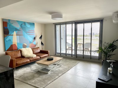 Venta de hermoso apartamento de 2 dormitorios, 2 baños en Carrasco Boating, para que vivas rodeado de paz y naturaleza, lejos del ruido y con la tranquilidad de los lagos a tu alrededor. Magníficas vistas al agua para que puedas relajarte y vivir como querés!
Amplio living y comedor, con ventanales de piso a techo que se integran con el entorno natural, cocina integrada, 2 dormitorios en suite + baño social, terraza lavadero, losa radiante sectorizada.
Lejos del ruido, cerca de todo.
Amenities : Piscina climatizada interna y externa, Playa privada con mulle propio, Salón gourmet, Barbacoas con vista al lago Calcagno, Gimnasio de ultima generación, Sauna, Vestuarios, Salón de eventos, Juegos para niños y zonas exteriores para realizar ejercicio al aire libre.

Unidades de 1, 2 y 3 dormitorios, Villas de 4 y 3 dormitorios, todo con las mejores vistas a los lagos de Carrasco.
Gastos de Ocupación 6 %.
Garage Simple  U$D  30.300.- No incluido en el precio de venta.
Fecha de entrega Marzo - Abril 2026.
Si es así como queres vivir, llamanos!!!
Las fotos son  modo de ejemplo.