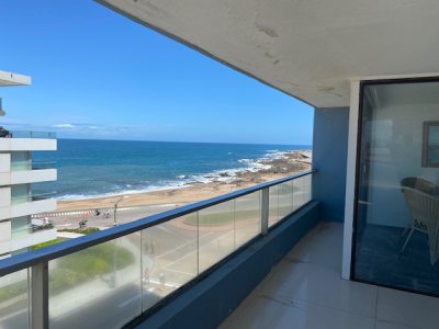 Muy buen apartamento con vista al mar, playa los Ingleses. 
Cuenta con living comedor, amplia terraza cerrada y 3 suites. Toilette. 
Dormitorio y baño de servicio. 
Garaje, vigilancia 24hs y una de las mejores vistas de Punta del Este.
BINTANG PROPIEDADES