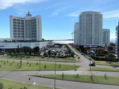 Muy lindo apartamento esquinero a 2 cuadras de la mansa con vista! Zona Enjoy Conrad.
Cómoda planta con amplio living comedor, cocina definida, amplia terraza que rodea la unidad con parrilla propia.
Master suite al frente con vestidor, toilette de recepción, 2 suites de cómodas dimensiones y 1/2 dormitorio.
2 garajes en subsuelo. Los más completos amenities y servicios, gastos comunes razonables.
BINTANG Propiedades.