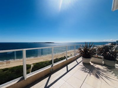 Sobre primera línea de playa Mansa en Paradas se encuentra este semipiso con vistas panorámicas. 
Gran living y comedor, con salida a la terraza sobre el mar. Se logran fabulosas vistas diurnas como nocturnas a la bahía de Punta del Este.
Cuenta con 3 dormitorios dos de ellos en suite, la master de grandes dimensiones con vista al mar. Dependencia de servicio.
Completa cocina con parrillero. Baño social. Amplios placares en toda la unidad. Cortinas eléctricas. El apartamento en total cuenta con 4 dormitorios y 5 baños.
Garage de buenas dimensiones con capacidad para un auto y una moto.
La torre ofrece servicio de mucama, piscina abierta climatizada, servicio de playa, gimnasio.
BINTANG Propiedades.