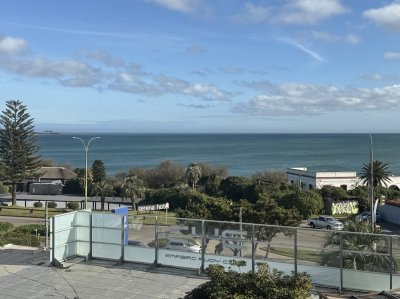 Apartamento a estrenar! Living comedor con  amplio balcón y vista despejada. 
Cocina integrada. 2 dormitorio y  ½  con vista al mar, baño completo.
Luminoso, cómodo la mejor orientación.
Placares en dormitorios. Garage.
Amenities: portería, gimnasio, barbacoa con hermosa vista, sala multiuso, sala juegos, lavadero. 
BINTANG Propiedades.