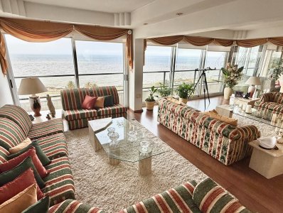 Venta de espectacular piso, ubicado en primera línea de la Rambla.
Piso alto de 257m2.
Amplio Living con ventanales  de piso a techo con doble cerramiento, vista privilegiada al mar y gran luminosidad. 
Comedor con vista al mar, salida al balcón. Toilette de recepción.
Cuenta con 3 Dormitorios, dos de ellos comparten 1 baño. Master suite con vestidor, baño con jacuzzi , escritorio y  salida a  balcón cerrado.
Posibilidad de dividir la master suite y convertirla en dos dormitorios.
Cómodo Estar de gran tamaño.
Cocina definida con parrillero, alacena y balcón de servicio.
Dependencia de servicio completo.
Cerramiento doble en ventanas, persianas motorizadas en dormitorios.
Calefacción central por loza radiante ,agua caliente central (incluido en Gastos Comunes fijos todo el año $40.000.- por mes). 
Garage para 2 autos uno al lado del otro y  amplio box.
Vigilancia persona física 24 hs.
BINTANG Propiedades.
 


