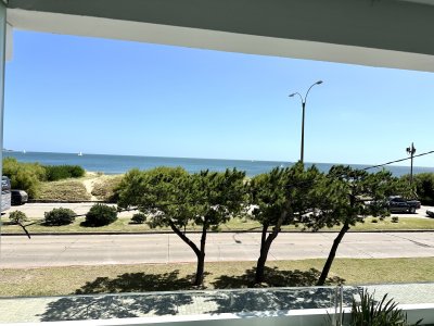 Precioso apartamento en 1ra fila de playa mansa con vista al mar!
Edificio moderno con los mas completos amenities y servicios.
Living comedor con acceso al balcón al igual que el dormitorio principal, ambos con vista!
2do dormitorio con vista a la piscina y jardin del edificio, toilette, cocina definida con terraza lavadero.
Dependencia de servicio con baño, garaje subsuelo.
Losa radiante sectorizada y aires acondicionados!
Contactanos!