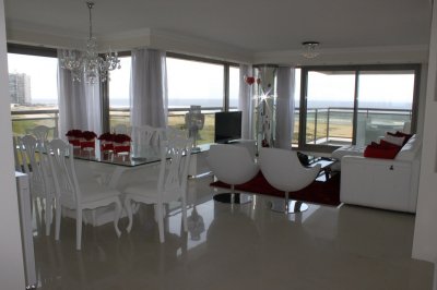 Espectacular apartamento esquinero en torre de categoría Imperiale, frente al mar a la entrada de la península.
Amplio living comedor con salida a muy cómoda terraza al frente con excepcional vista. 
Máster suite al frente también con acceso a la terraza, toilette de recepción, cocina definida con isla y  doble circulación, lavadero.
2 suites más con vistas a la piscina y amenities del edificio y dependencia de servicio o 4to dormitorio en suite ya que cuenta con doble circulación.
Aires acondicionados en todos los ambientes, amoblado y equipado a full. garaje doble.
BINTANG Propiedades.