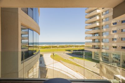 Hermoso apartamento en Trump Tower frente al mar con preciosa vista!
162m2, gran living comedor con cocina integrada y acceso al balcón con la mejor vista del mar de la brava.
2 dormitorios en suite, principal con baño compartimentado y vestidor, toilette de recepción, lavadero y garaje en subsuelo.
Aire acondicionado central.
Gastos de ocupación incluidos.
