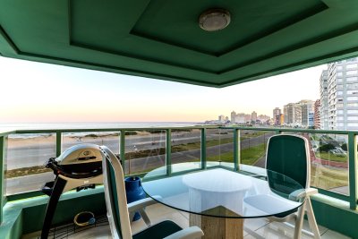 Apartamento semi piso en 1ra fila de playa brava con espectacular vista al mar!
Amplia planta con gran living comedor con acceso a la terraza.
Cocina definida de cómodas dimensiones con lavadero y desayunador.
3 dormitorios en suite, principal con balcón propio. Baño social y dependencia de servicio en suite.
Garaje doble en subsuelo.