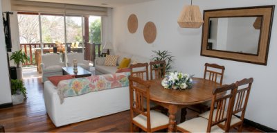 Amplio y luminoso apartamento  de 3 dormitorios ubicado en  Carrasco, Edificio Oak Park. Próximo a Av. Arocena.
- Living comedor con vista despejada y salida a amplia terraza con parrillero. 
- 3 dormitorios con amplios placares, principal en suite.
-  2 baños más Toilette.
- Cocina equipada con anafe, horno y campana. 
- Lavadero. 
- Pisos de madera en toda la planta. 
- Dos cómodos garages individuales y box.
Calefacción por losa radiante eléctrica, estufa a leña y unidades split (2 unidades). 
Excelente seguridad las 24h con circuito cerrado de TV, portones peatonal y vehicular eléctricos, rejas perimetrales y sistema de
alarma.
