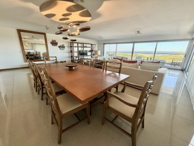 Apartamento esquinero en primera línea de parada 32 de Playa Brava.
3 dormitorios en  suite, master suite con balcón con vista despejada al parque. 
Living comedor de grandes dimensiones con vista al mar, ventanales de piso a techo. Al ser una unidad esquinera logra una vista panorámica al mar.
Cocina definida con pasa platos, lavadero. Dependencia de servicio con baño.
1 Garage doble. Todos los dormitorios cuenta con cortinas y persianas eléctricas. Aire acondicionado y losa radiante en todos los ambientes
Totalmente equipado, con excelente mobiliario.
Cuenta con servicio de mucama todo el año, vigilancia 24hrs, Salón de fiestas, Parrilleros, Playroom para niños,  Playroom para adultos, Gimnasio, Saunas y zona de relax,  Solarium, Piscina climatizada cerrada, piscina abierta,  Cancha de tenis, 3 hoyos de golf, cancha de futbol y próximamente cancha de padel, gran parque.