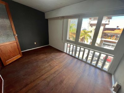Apartamento distribuido en dos plantas sobre Gorlero.
Living comedor con salida al balcón a Gorlero. Cocina pequeña definida.
Planta alta, baño completo, y gran ambiente subdividido logrando dos ambientes. Vestidor.
Sin muebles. Edificio apto para profesional, empresa.
Edificio sin ascensor, gastos comunes bajos. 
